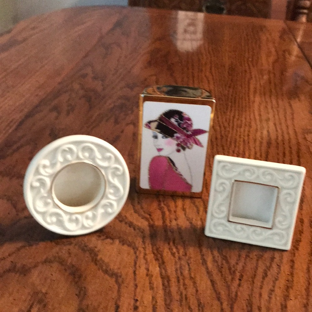 Vintage lipstick holder with 2 frames